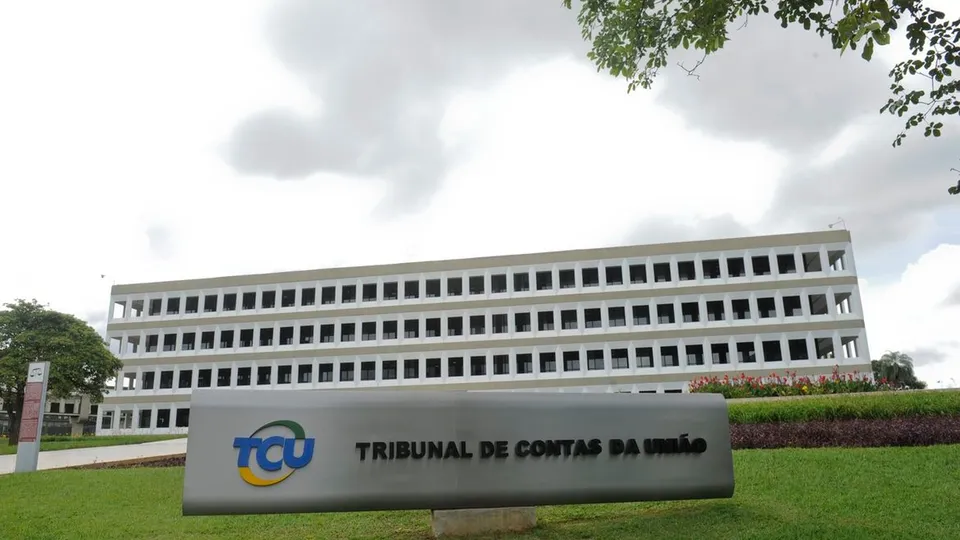 Decisão do TCU, favorável ao governo, levanta críticas sobre controle de gastos e responsabilidade fiscal.