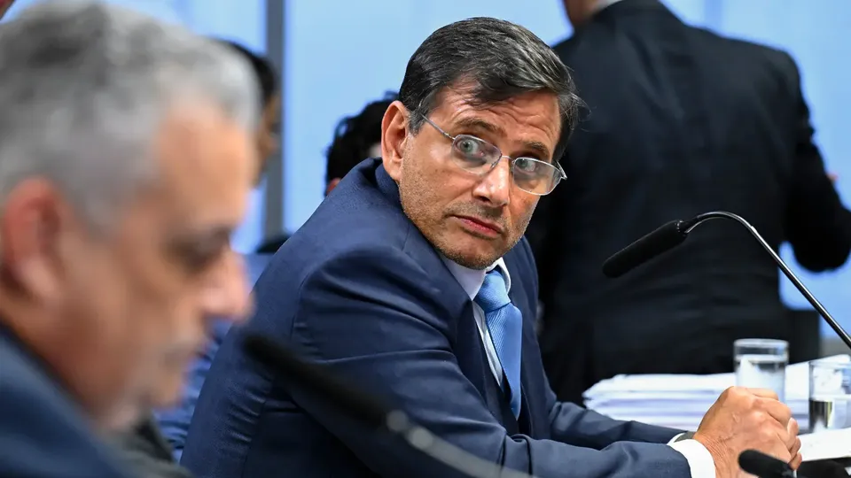 A CPMI do INSS adiou a votação sobre a quebra de sigilo do ex-ministro da Previdência, Carlos Lupi, após acordo entre líderes.