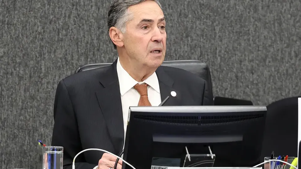 Após passar mal e ser internado, Barroso se recupera e deixa hospital antes da aposentadoria