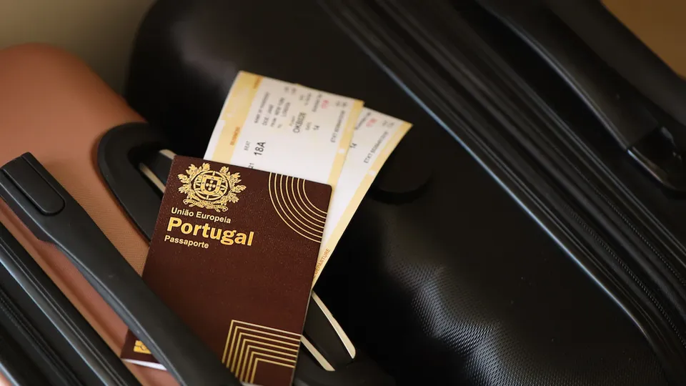 Alterações na ‘Lei dos Estrangeiros’ exigem comprovação de vínculos para residência; mudanças já estão em vigor.