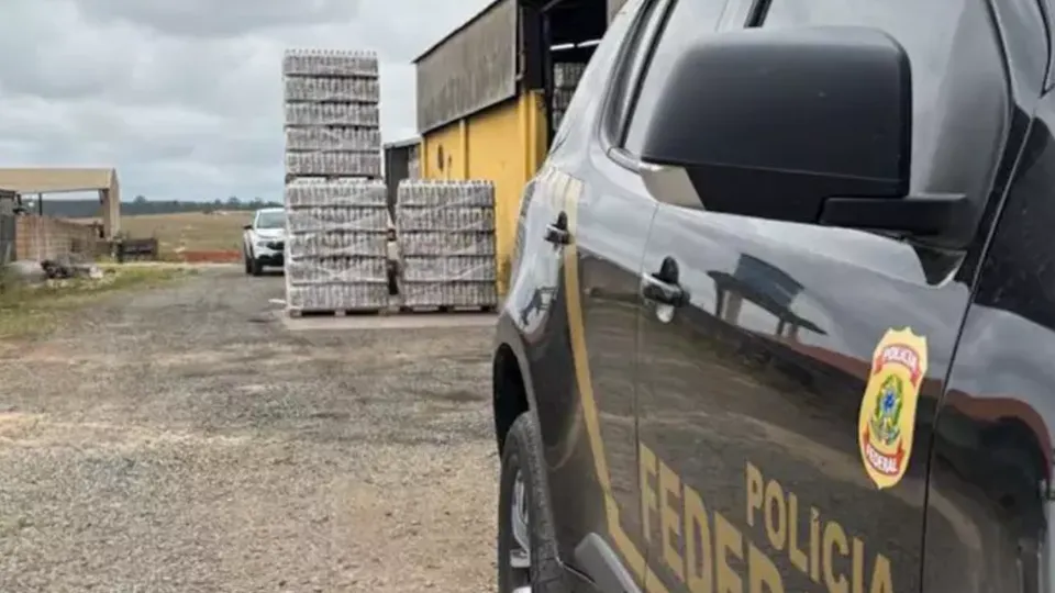 Ação investiga familiares de mulher presa por fabricar bebidas adulteradas que resultaram em mortes.