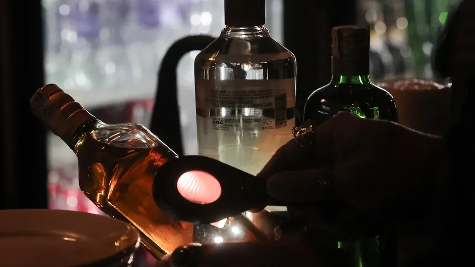 Ministério da Saúde divulga novos dados sobre intoxicação por bebidas adulteradas com metanol em todo o país.