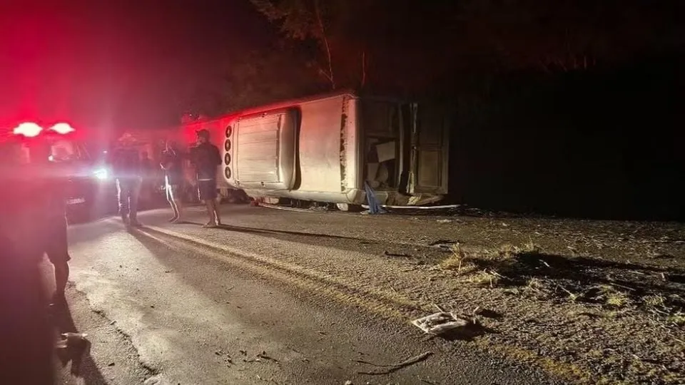 Tragédia ocorreu na Serra dos Ventos, entre Paranatama e Saloá, com 30 passageiros a bordo