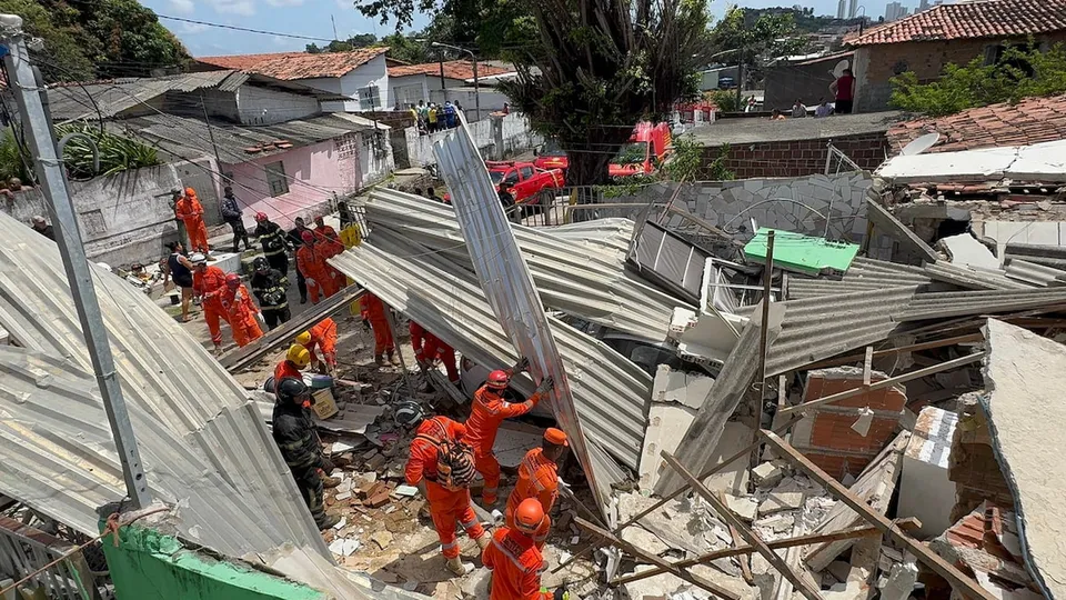 Uma explosão em Olinda provocou o desabamento de residências, deixando duas vítimas fatais e várias pessoas feridas.