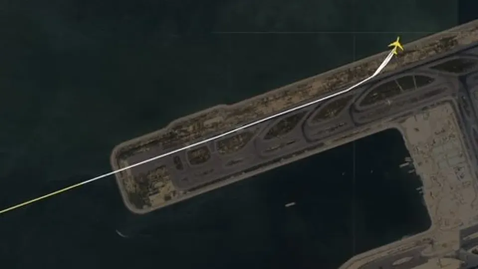 Um Boeing 747 da Emirates colidiu com veículo de apoio no aeroporto, resultando em duas mortes e quatro resgates.