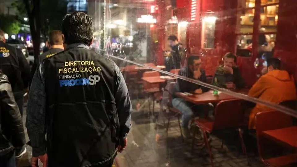 Intoxicações por metanol, inflação e endividamento das famílias afetam consumo fora de casa