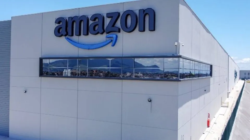 A falha na nuvem da Amazon afetou aplicações como Mercado Livre, Fortnite e Coinbase, gerando problemas de conectividade.