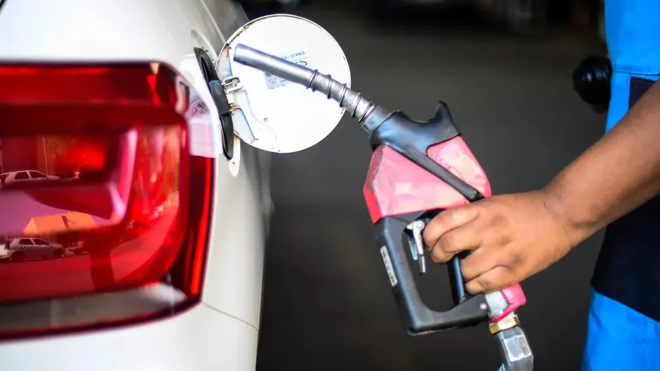 A partir de terça-feira (21), o preço médio da gasolina será de R$ 2,71 por litro, uma queda de R$ 0,14.