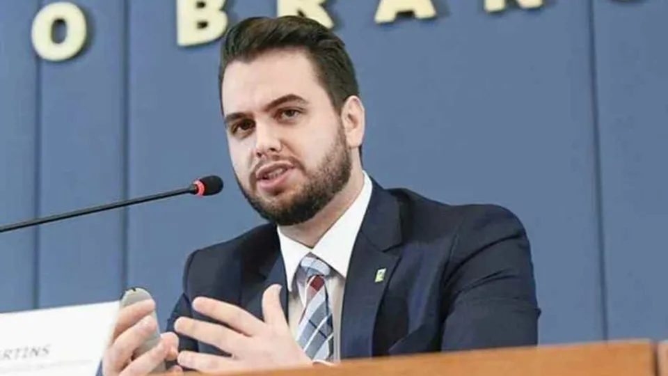 Em ofício ao STF, PF aponta possibilidade de simulação de entrada do ex-assessor de Bolsonaro no país.