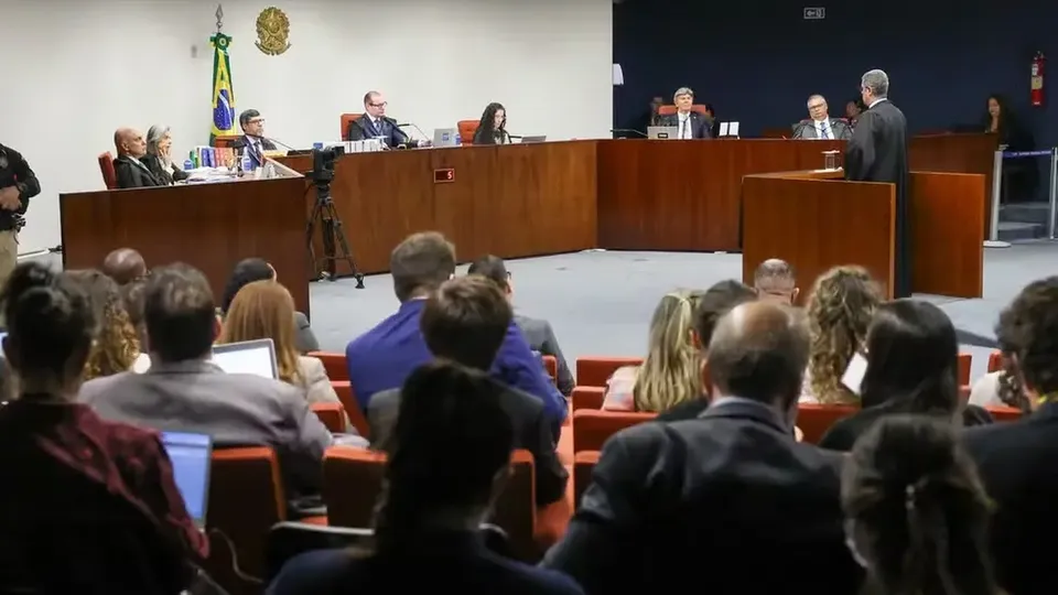 Ministros analisam ações de desinformação que visavam desestabilizar o processo eleitoral de 2022.