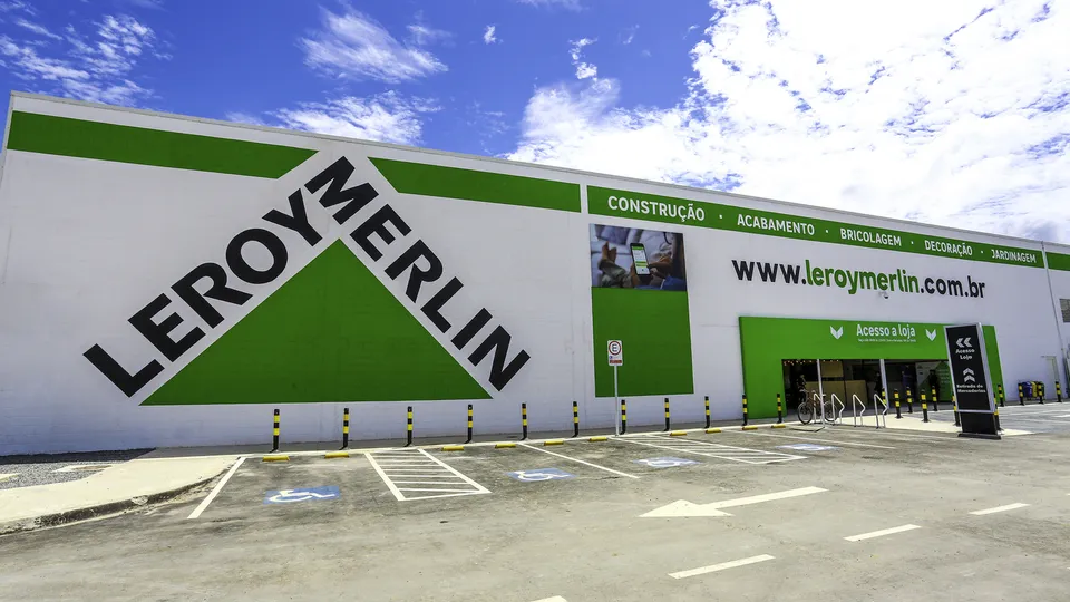 eroy Merlin investe R$ 1,5 milhão em linha pet, mirando faturamento de R$ 9 milhões no primeiro ano em cinco lojas de SP, com planos de expansão nacional