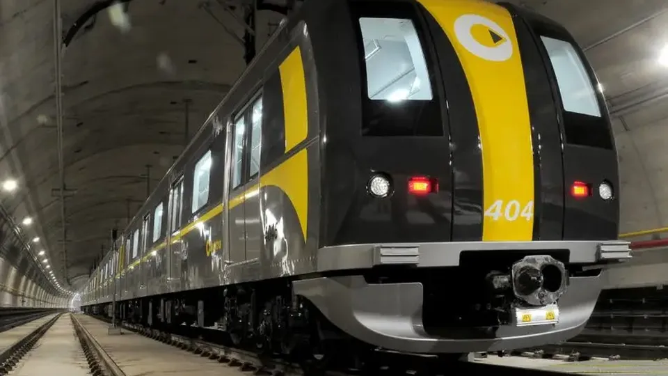 Uma falha no sistema de sinalização afeta a circulação de trens na Linha 4-Amarela do Metrô de São Paulo, aumentando os intervalos.