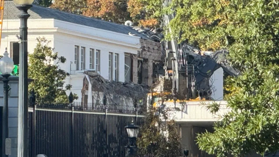 Obras na residência oficial dos EUA começam com a derrubada de parte da estrutura para criar novo espaço de eventos.