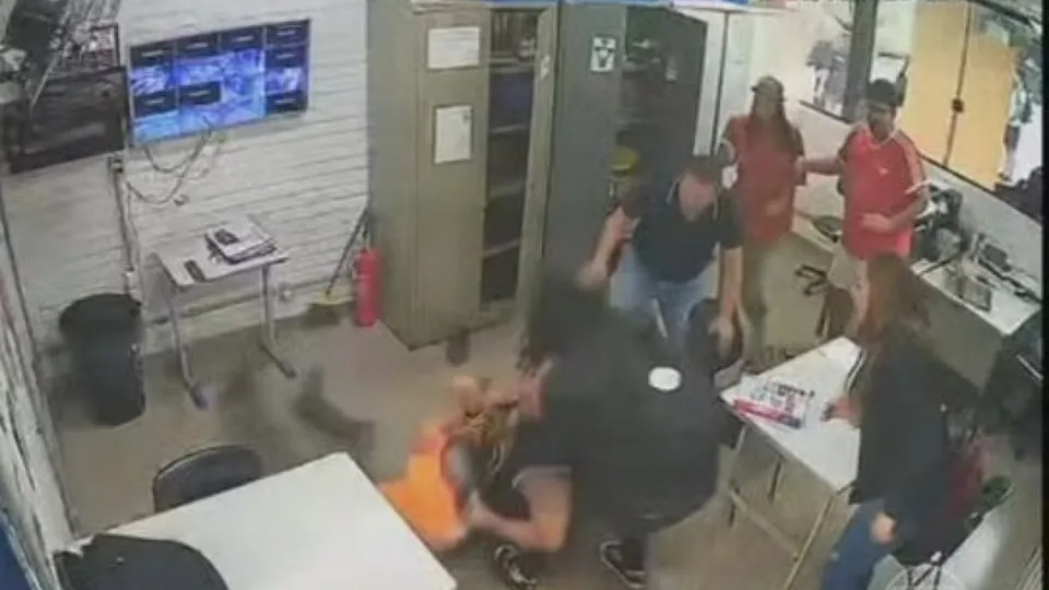 Um professor foi agredido por um pai de aluna no Centro Educacional 4 do Guará após solicitar que a estudante parasse de usar o celular.