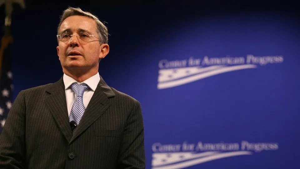 Decisão do Tribunal Superior revoga pena de 12 anos imposta a Uribe por manipulação de testemunhas em caso de fraude.