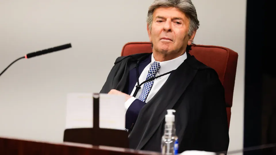 Ministro do STF justifica mudança de postura ao absolver cinco réus, incluindo Jair Bolsonaro, após condenar centenas de envolvidos.