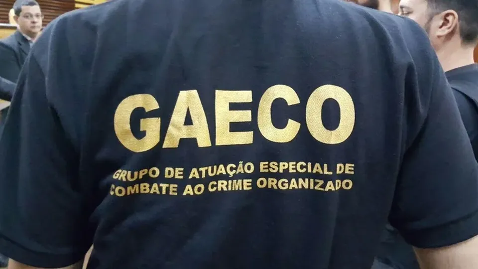 Ação cumpre mandados em shoppings de São Paulo e região metropolitana, visando desarticular esquema criminoso.