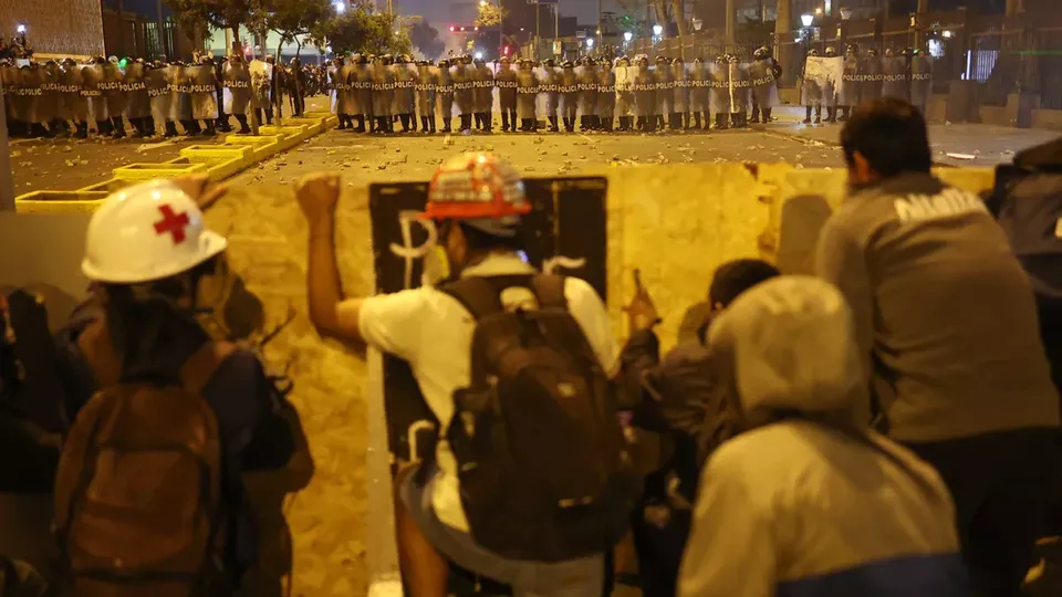 Medida, que permite uso de militares nas ruas e restrições de direitos, afeta 10 milhões de pessoas na capital peruana.