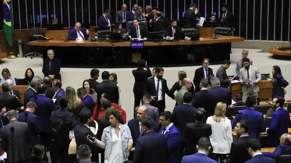 Nova legislação endurece punições para crimes de organizações criminosas, com penas de até 15 anos de prisão.