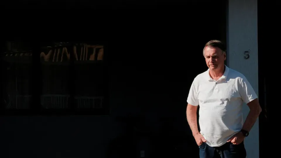 A defesa do ex-presidente Jair Bolsonaro (PL) tem até as 23h59 desta segunda-feira para apresentar embargos de declaração.