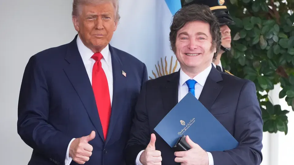 O presidente dos EUA elogia a vitória de Milei e destaca a assistência financeira americana ao país sul-americano.