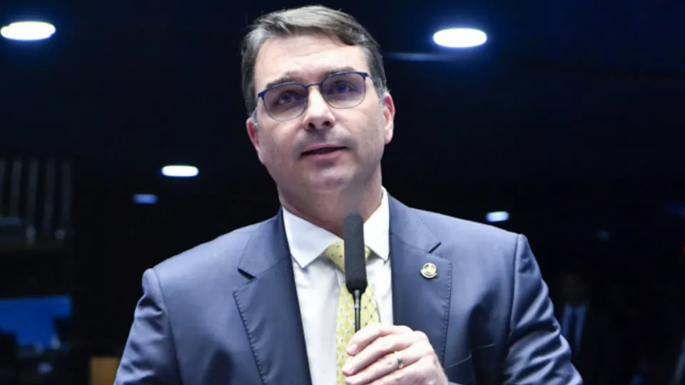 O senador Flávio Bolsonaro (PL-RJ) expressou descontentamento com a possível aliança entre o PL e o prefeito do Rio, Eduardo Paes (PSD), para as eleições de 2026.