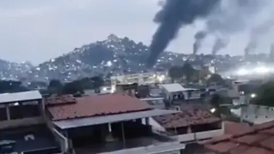 Ação nos complexos do Alemão e da Penha visa capturar líderes do tráfico e combater a expansão da facção criminosa.