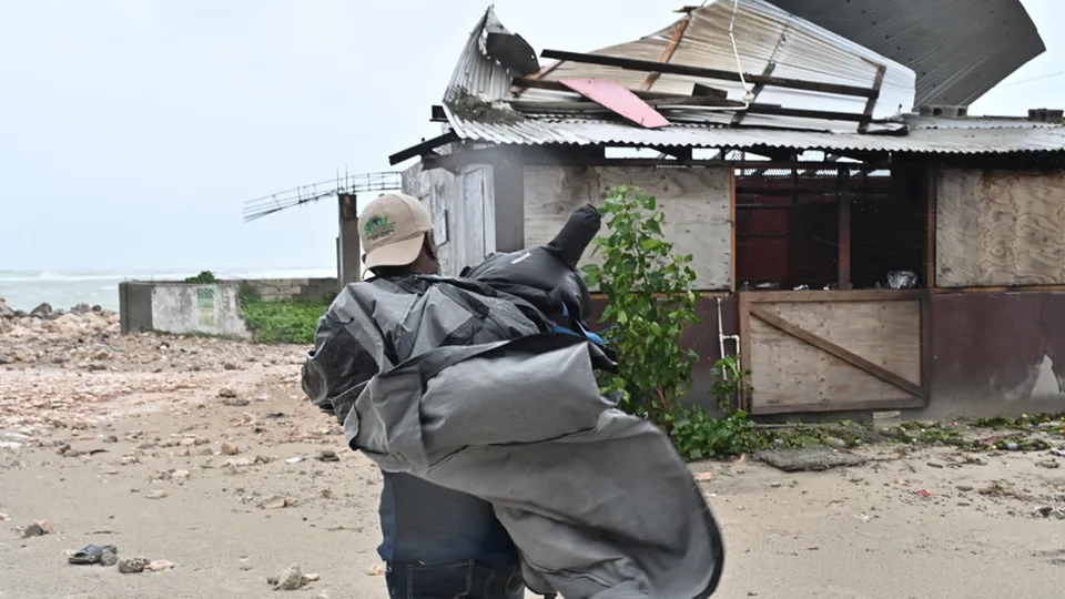 A tempestade, considerada a mais forte da história da Jamaica, já causou mortes e gera alerta de inundações e deslizamentos.