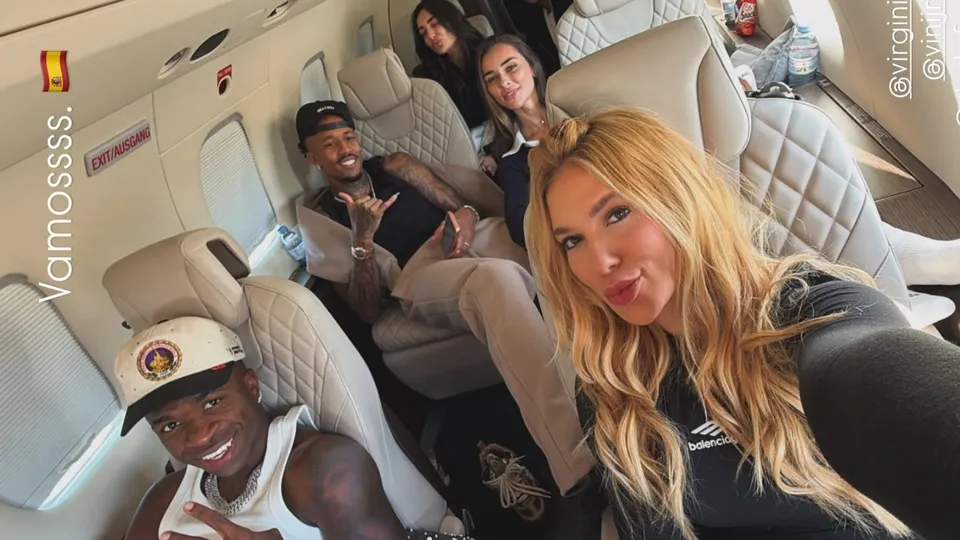 Influenciadora e jogador de futebol foram fotografados lado a lado em jatinho durante viagem com amigos, marcando novo capítulo do romance.