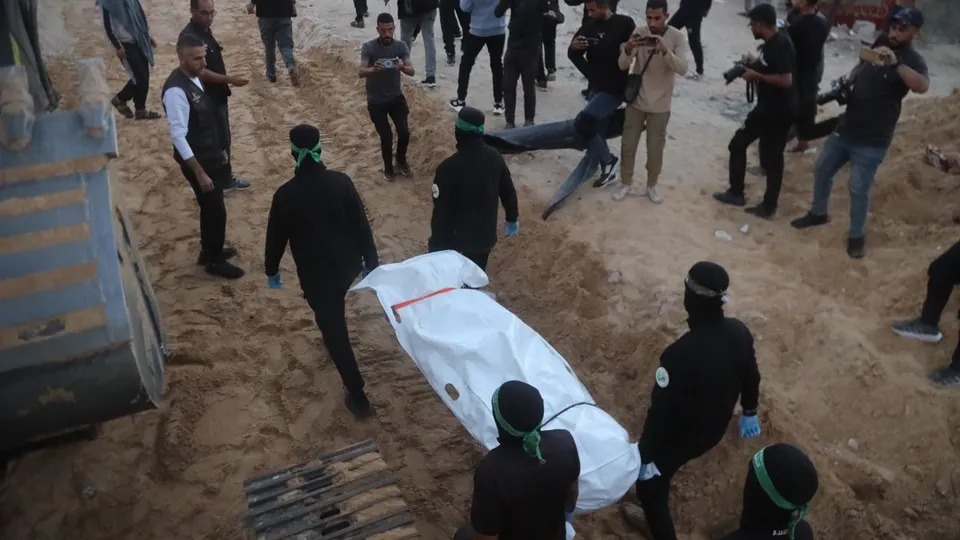 Após a entrega de restos mortais, Israel acusa Hamas de violar acordo de cessar-fogo ao devolver corpo já enterrado.