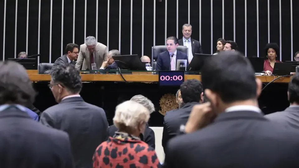 A proposta, que agora segue para o Senado, exige laudo médico para comprovar a necessidade do afastamento.