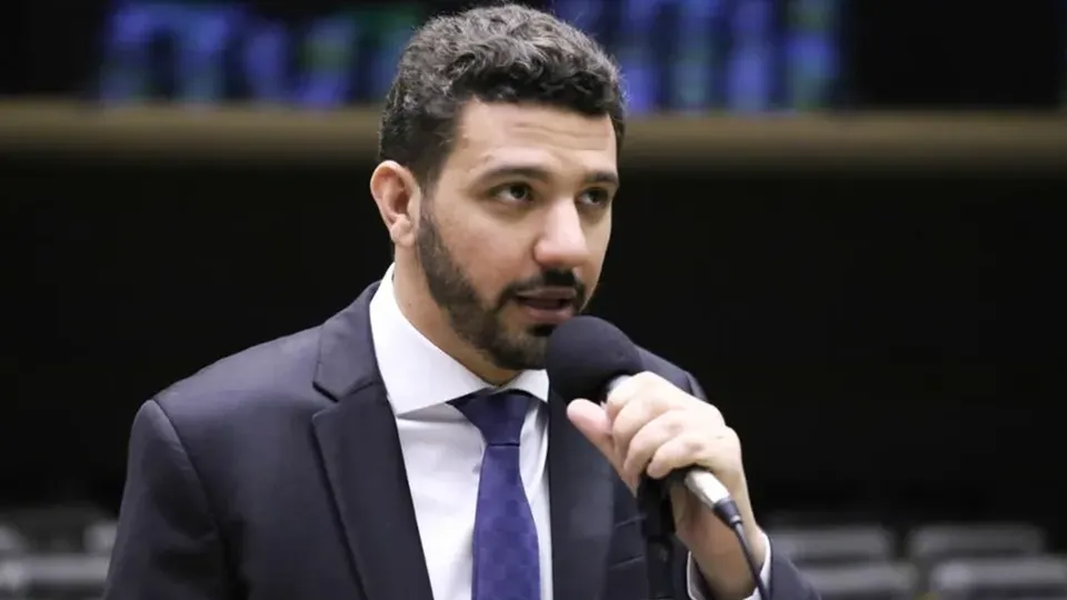 Neto Carletto (Avante-BA) altera projeto e exclui voos internacionais da proposta