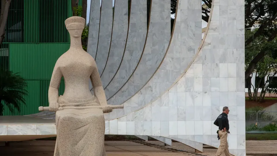 O Supremo Tribunal Federal (STF) suspendeu a conclusão do julgamento que analisa a nomeação de parentes para cargos políticos, após pedido do ministro Luiz Fux.