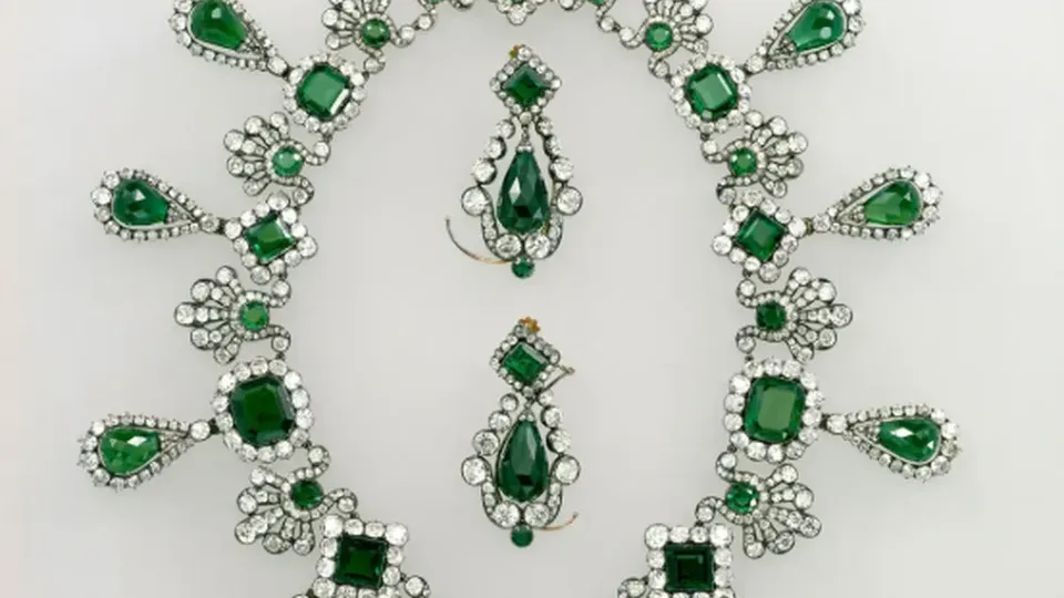 As prisões ocorreram em Paris, mas as joias, avaliadas em mais de R$ 550 milhões, continuam desaparecidas.