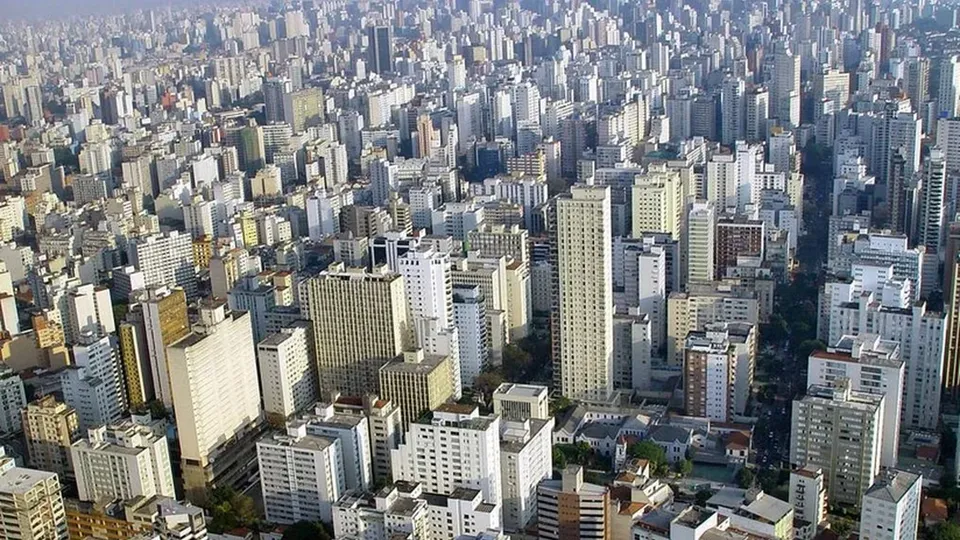 Novo projeto de lei limita reajuste do IPTU a 10%, mas críticos alertam sobre impactos nas periferias.