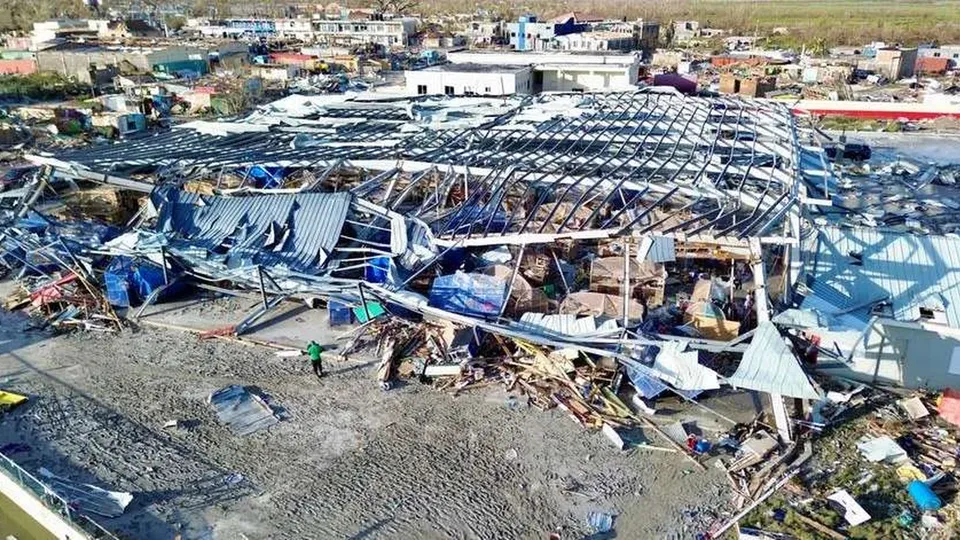 A passagem do furacão Melissa, de categoria 5, pela Jamaica resultou em destruição generalizada e mortes. A ajuda humanitária é coordenada para mitigar os impactos.