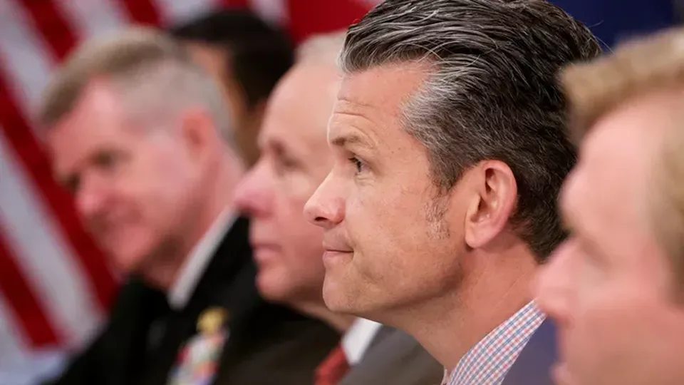 Pete Hegseth defende a medida em meio a críticas globais e tensões internacionais.