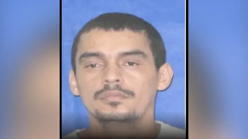 Edgar Alves de Andrade, o Doca, é apontado como líder do Comando Vermelho e segue foragido após megaoperação.