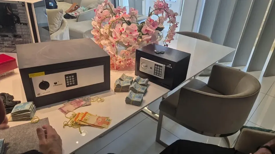 Grupo criminoso é acusado de desviar R$ 1,2 milhão em benefícios de servidores falecidos. Quatro pessoas foram presas.