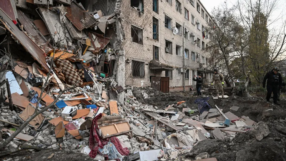 Na madrugada desta quinta-feira (30), a Rússia intensificou os bombardeios na Ucrânia, resultando em cortes de eletricidade e mortes.