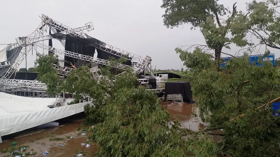 Estrutura metálica cedeu durante tempestade com ventos de até 95 km/h em Regente Feijó; um homem de 47 anos foi a vítima fatal.