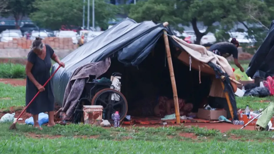 Levantamento do Observatório Brasileiro de Políticas Públicas revela aumento alarmante na população em situação de rua, especialmente em São Paulo.