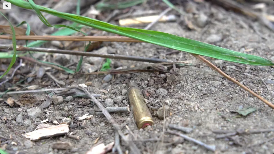 Filmagens inéditas mostram a ação policial nos complexos do Alemão e da Penha, com momentos de tensão e bravura.