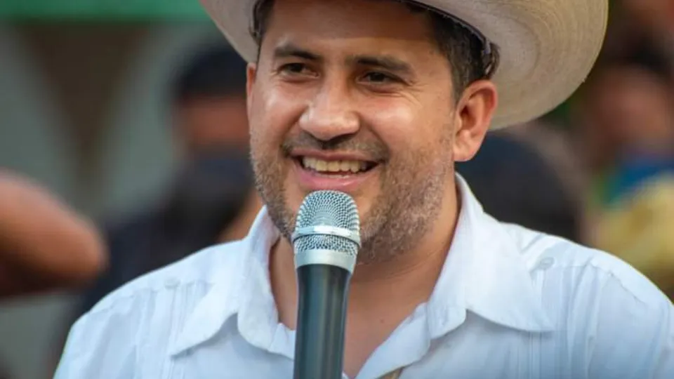 Carlos Manzo, prefeito de Uruapan, foi morto a tiros durante celebração do Dia dos Mortos. Ele denunciava cartéis e pedia reforço federal.