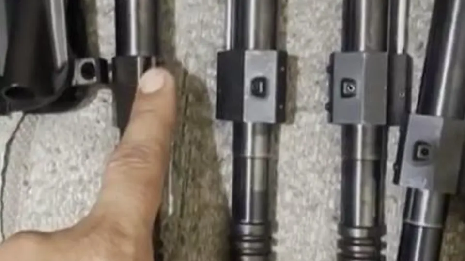 Investigação revela como quadrilhas montaram fábricas para abastecer facção criminosa com armamento de alta precisão.