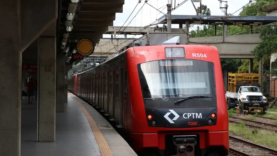 Problema técnico na Linha 11-Coral afeta circulação entre Palmeiras-Barra Funda e Tatuapé durante horário de pico