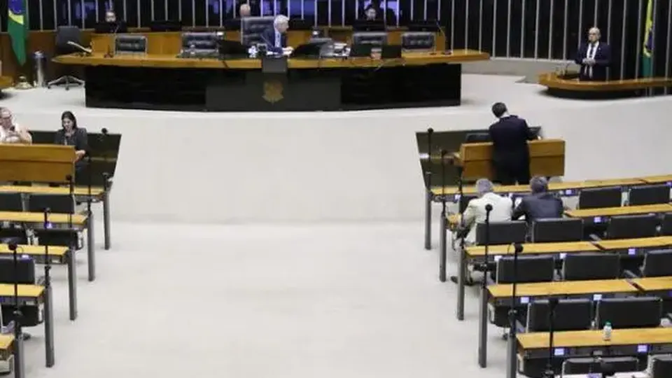 Aprovado texto exclui despesas de defesa do teto de gastos e abre espaço no orçamento de 2025. Proposta segue para sanção.