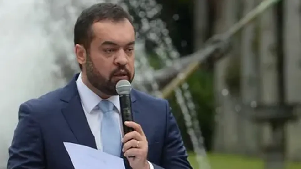 Governador do Rio de Janeiro é acusado de abuso de poder econômico nas eleições de 2022; ele nega as acusações.