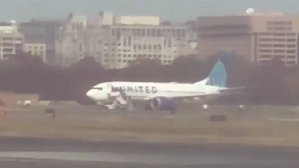 A FAA suspendeu operações no Aeroporto Nacional Reagan após ameaça não confirmada a um voo da United Airlines.