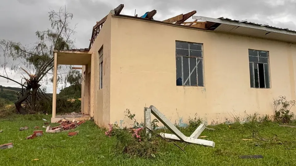 Imagens impressionantes mostram a força do fenômeno que atingiu o Oeste catarinense; duas pessoas ficaram feridas.
